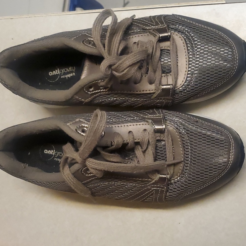 Easy Spirit Flex size 8 Women's athletic shoe Pewter color walking shoe